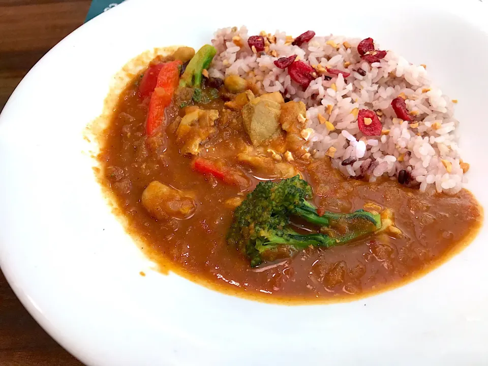 野菜の旨み!トマトとチキンのヘルシー雑穀カレーモーニング|マハロ菊池さん