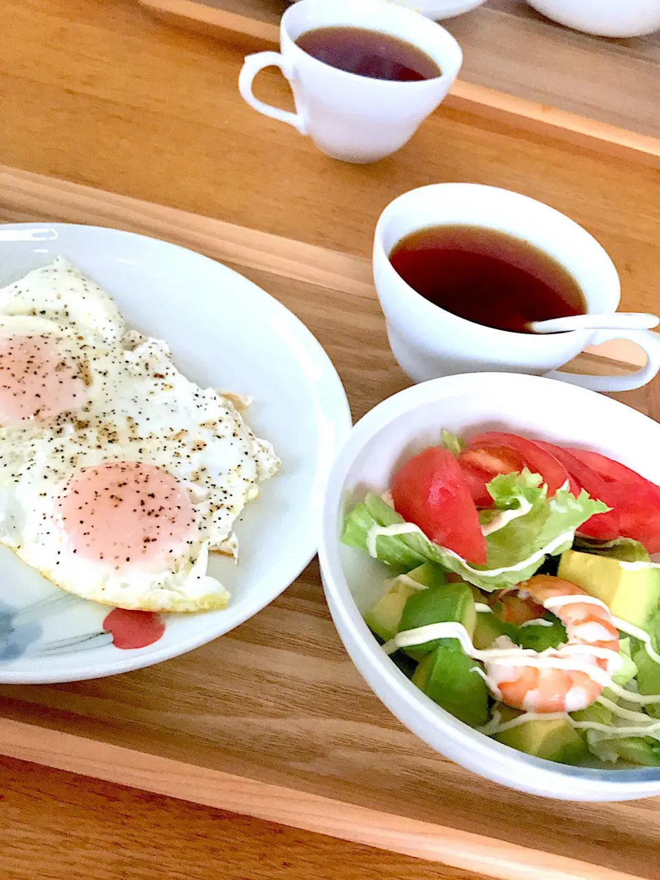 Snapdishの料理写真:ライザップごはん！朝食編。
目玉焼き2個
アボカド海老レタスとトマトのサラダ🥗
生姜紅茶飲んで代謝アップ⤴️|5ネコママさん