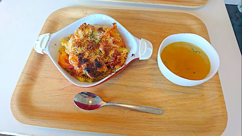 Snapdishの料理写真:今日の昼食 サバ缶とトマトのチーズ焼きマカロニ、コンソメスープ|pinknari🐰🌈さん