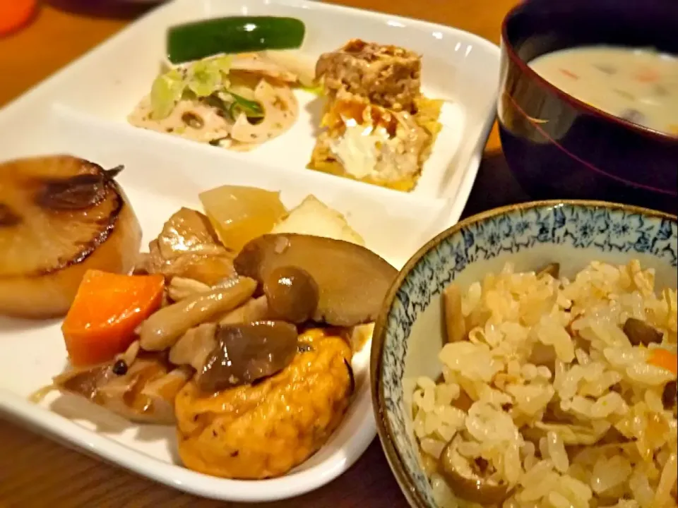 美味しいものは茶色い😂
キノコと鰯缶の液味噌炊き込みご飯と筑前煮、大根ステーキ、豆乳スープ、ゆかりサラダ、とんぺい焼き|まきごろうさん