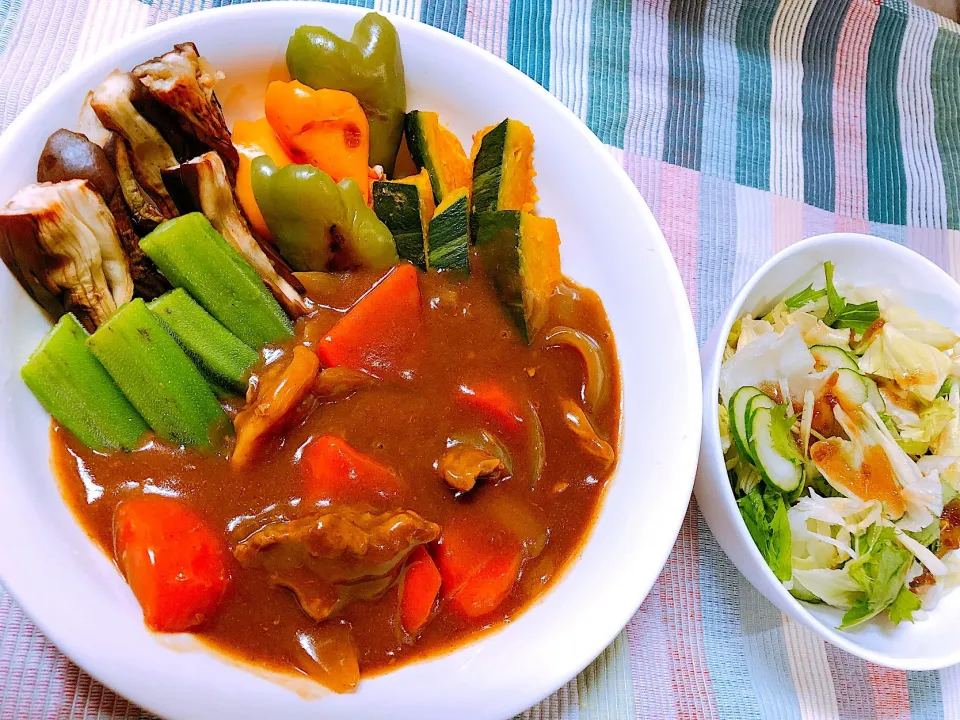 Snapdishの料理写真:🍀牛スジ 夏野菜カレー
🍀サラダも食べね😆🥗|🍀ミィーナ🍀さん