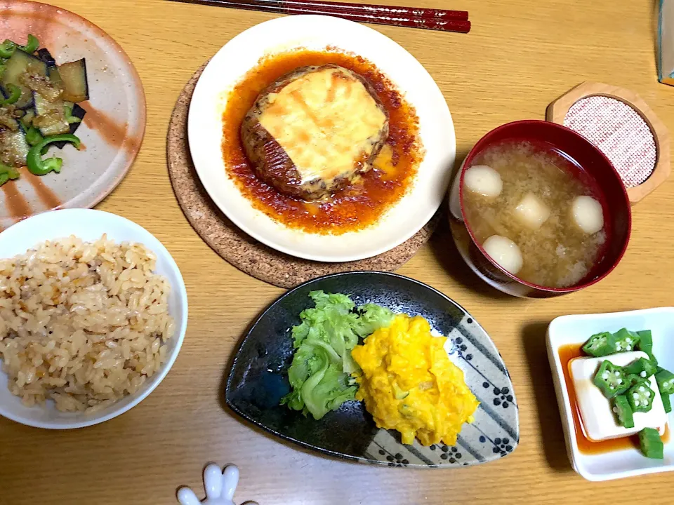 9.8 dinner 
❤︎ 炊き込みご飯
❤︎ 味噌汁
❤︎ チーズハンバーグ（冷凍）
❤︎ 野菜の生姜炒め
❤︎ 冷奴
❤︎ かぼちゃサラダ🎃|Kana ❤︎さん