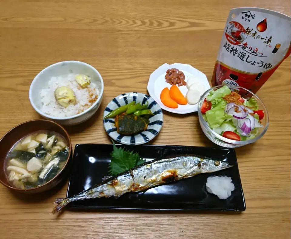 Snapdishの料理写真:『栗ごはん、お魚屋さんのさんまと塩辛、おつけもの』|seri-chanさん