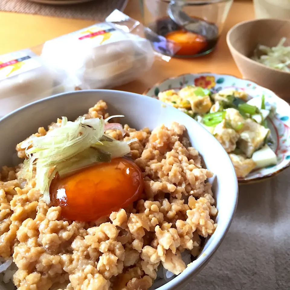 Snapdishの料理写真:かまどさん電気で炊いたご飯で作った
『鶏そぼろ丼』|sai_._ka.1110さん