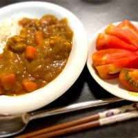 チキンカレー🍛と添え合わせにトマト🍅.*･｡|侑奈さん