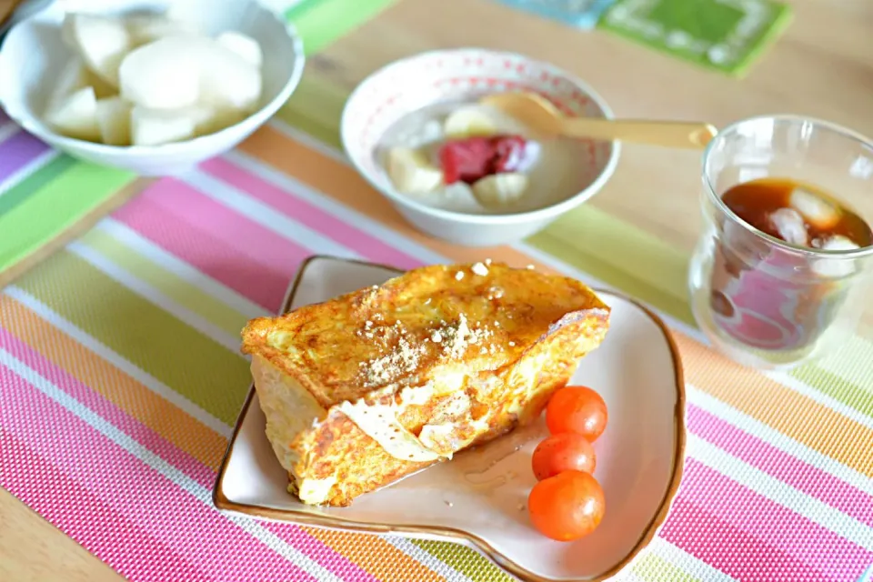 Snapdishの料理写真:朝ごはん☕😃🌄
北海道地震の影響で牛乳が買えないので、
豆乳でフレンチトースト🍞✨
ヨーグルトも豆乳✨
災害に強い豆乳👍ありがたいです😃|さわ太郎さん