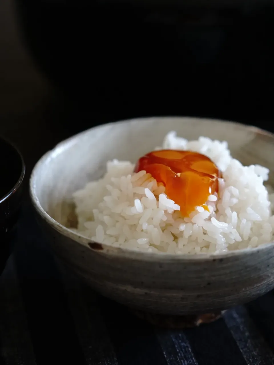 かまどさん電気  白い炊きたてごはんに黄身の醤油漬け|Junさん