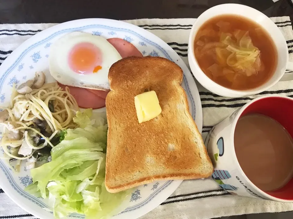 Snapdishの料理写真:トースト🍞 目玉焼き🍳 パスタ🍝 サラダ🥗 トマトスープ コーヒー☕️|純さん