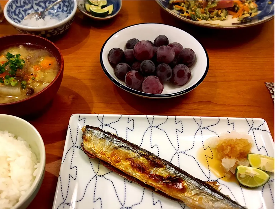 Snapdishの料理写真:18/09/09 夕飯♪ 秋刀魚塩焼き 豚汁 ゴーヤチャンプルー ピオーネ|ikukoさん