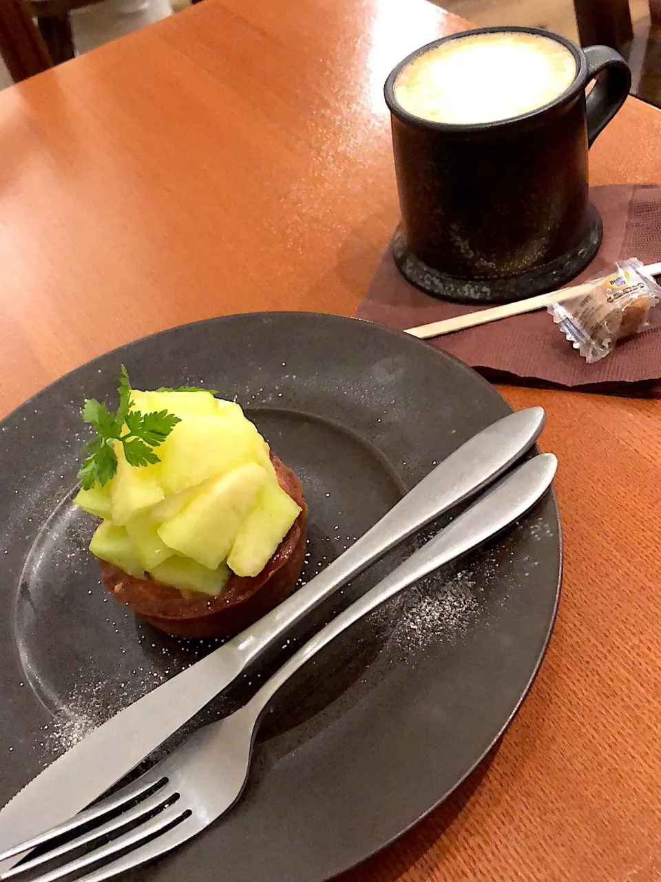 Snapdishの料理写真:メロンタルト、カフェラテ|chobicmさん