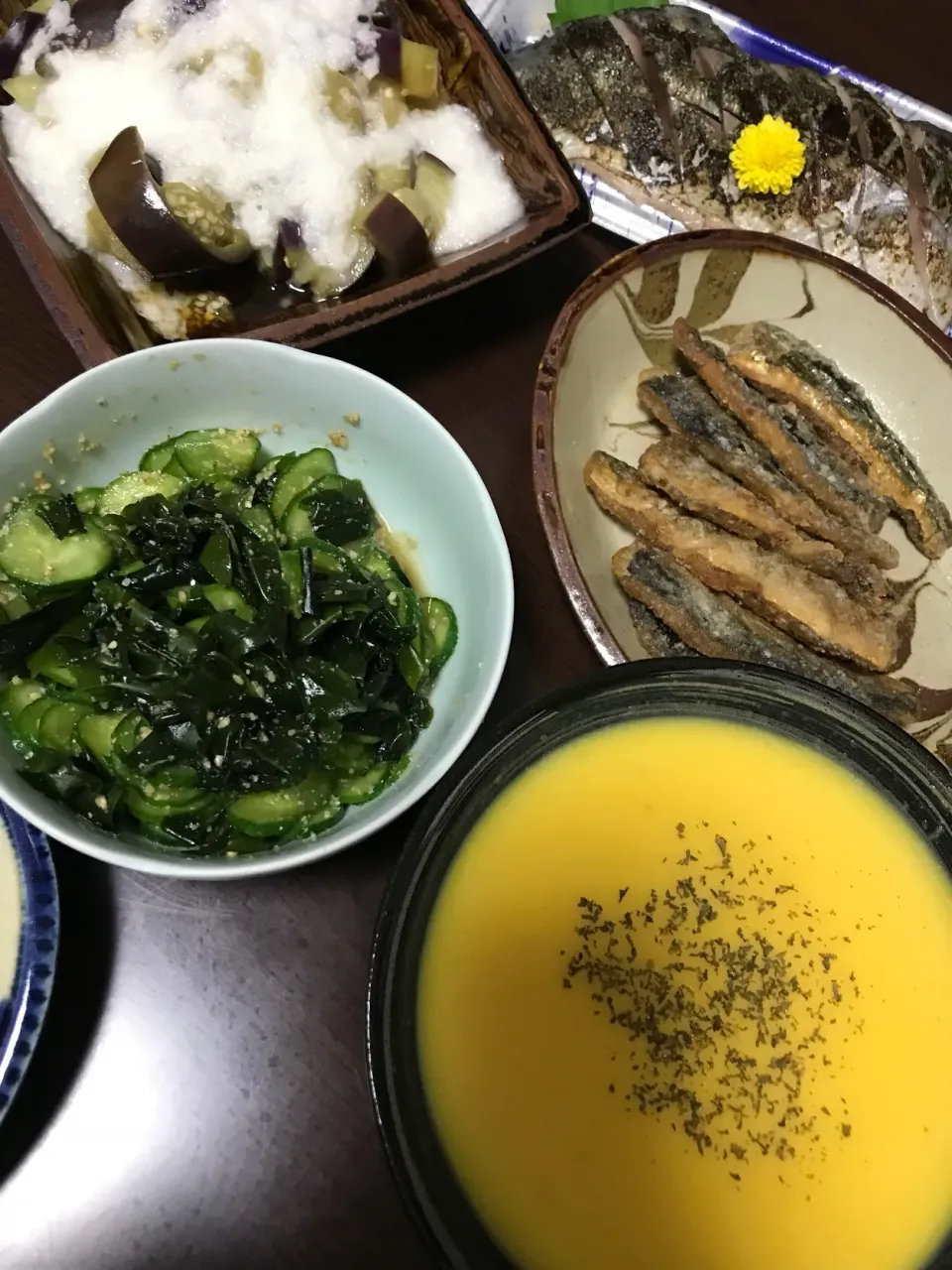 9月9日晩ご飯。茄子の山芋かけ、きゅうり酢、かぼちゃのポタージュ、お惣菜さんまの竜田揚げ、半額ゴマサバの刺身。|あやさん