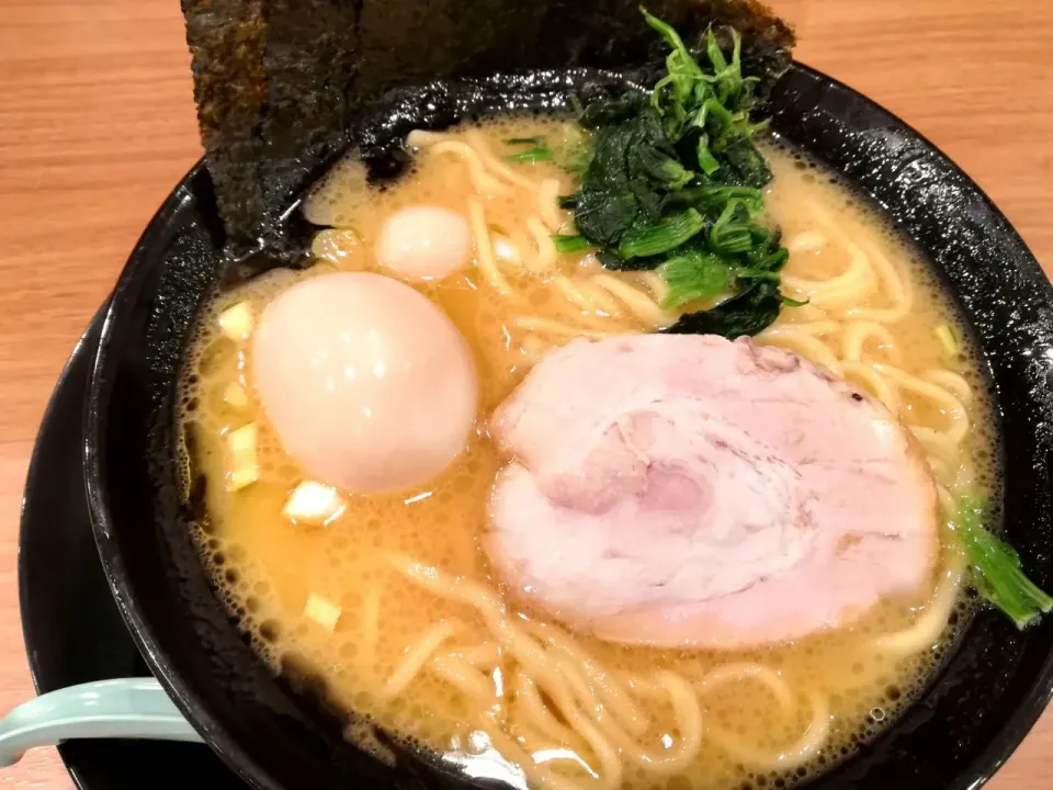 家系ラーメン、町田商店(ФωФ)
家系ってなんだろ(  -_・)?
色々トッピングできる系？
スープこってりめでウマウマ～✨|深夜特急fさん