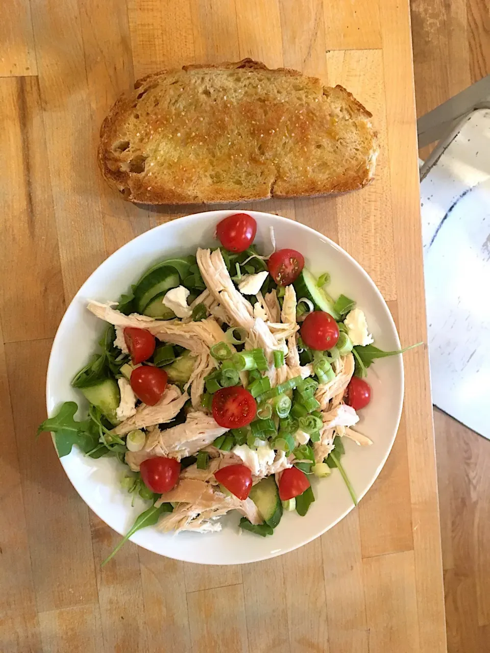 My favorite lunch. Arugula, cherry tomatoes, scallions and rotisserie chicken. Also savoring this hunk of bread on the eve of a 30-day cleanse.|emilyDeSantoさん