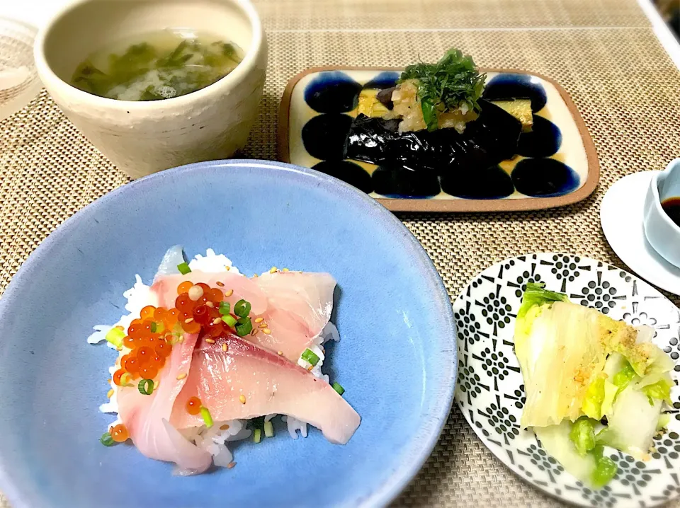 ばんごはん。海鮮丼、揚げナスのおろしポン酢、あおさのお味噌汁。|yukiさん