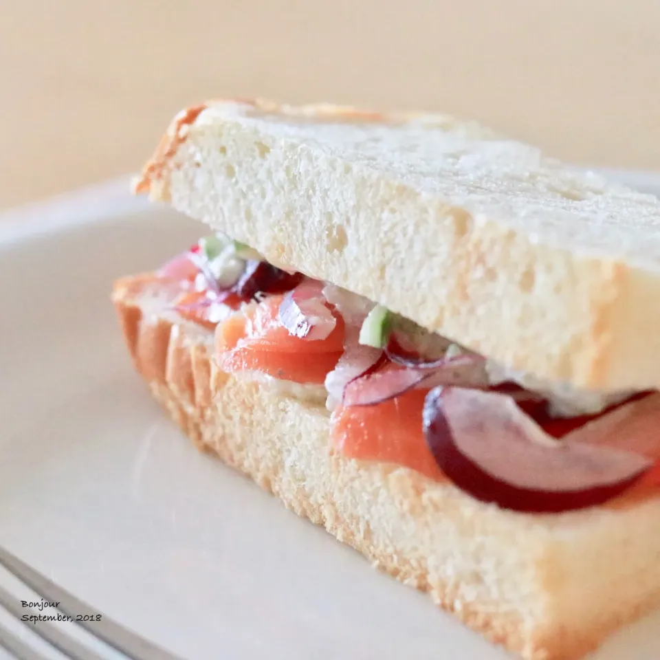 スモークサーモンと玉葱のサンドウィッチ🥪|yasuko murakamiさん