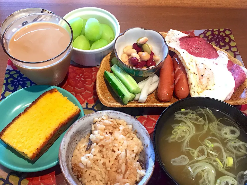 朝ごはん
炊き込みご飯、あおさの味噌汁、ハムエッグ、ウインナーソテー、きゅうり、柚子大根、豆、長崎カステラ、シャインマスカット、カフェオーレ|かよちゃんさん