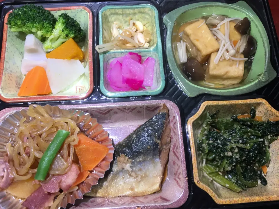 Snapdishの料理写真:ベーコン入り肉じゃが 日替わり宅配弁当 豊川市豊橋市一部エリア配達|Naokazu Kuritaさん