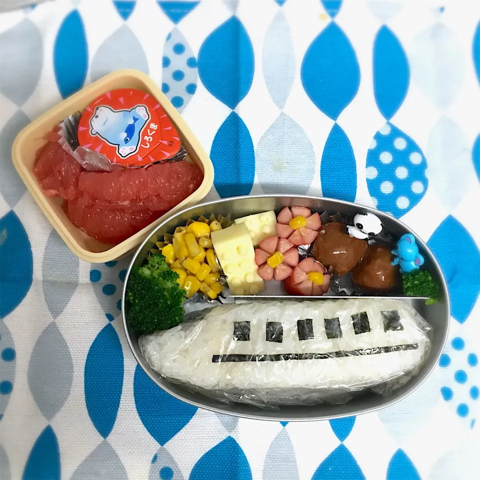 Snapdishの料理写真:👦🏻息子弁当#新幹線#チーズブロック|まいまいさん