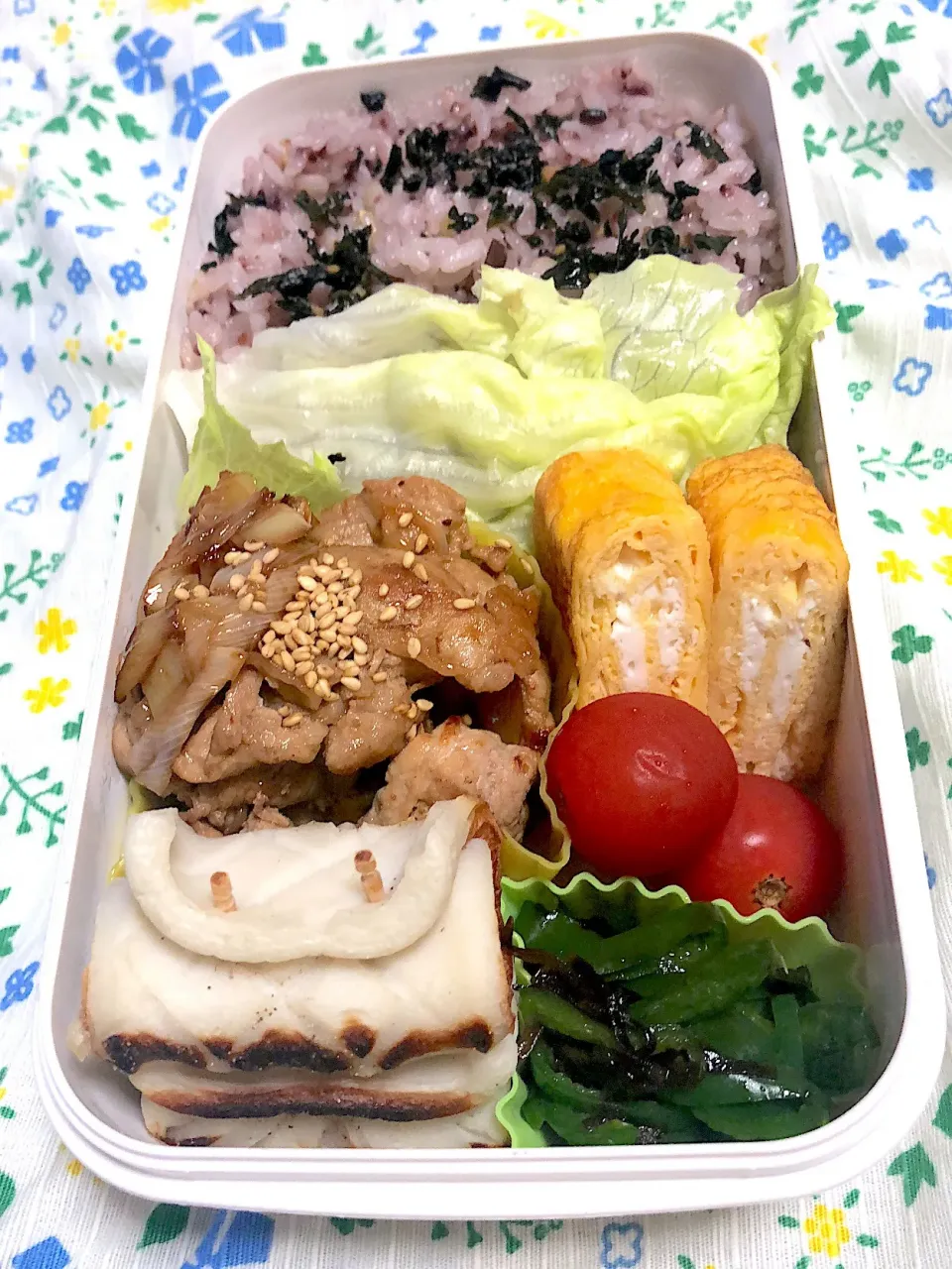 Snapdishの料理写真:9.10☆旦那弁当
豚肉とネギの焼肉のタレ焼き
卵焼き
ちくわのチーズくるくる
ピーマンの塩昆布和え
プチトマト|のん∞さん