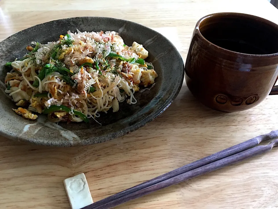 今日のおうちランチ(*´_｀)ﾉ　ﾔﾎﾟｰ♬
素麺チャンプルーと桑の葉茶(HOT)|さくたえさん