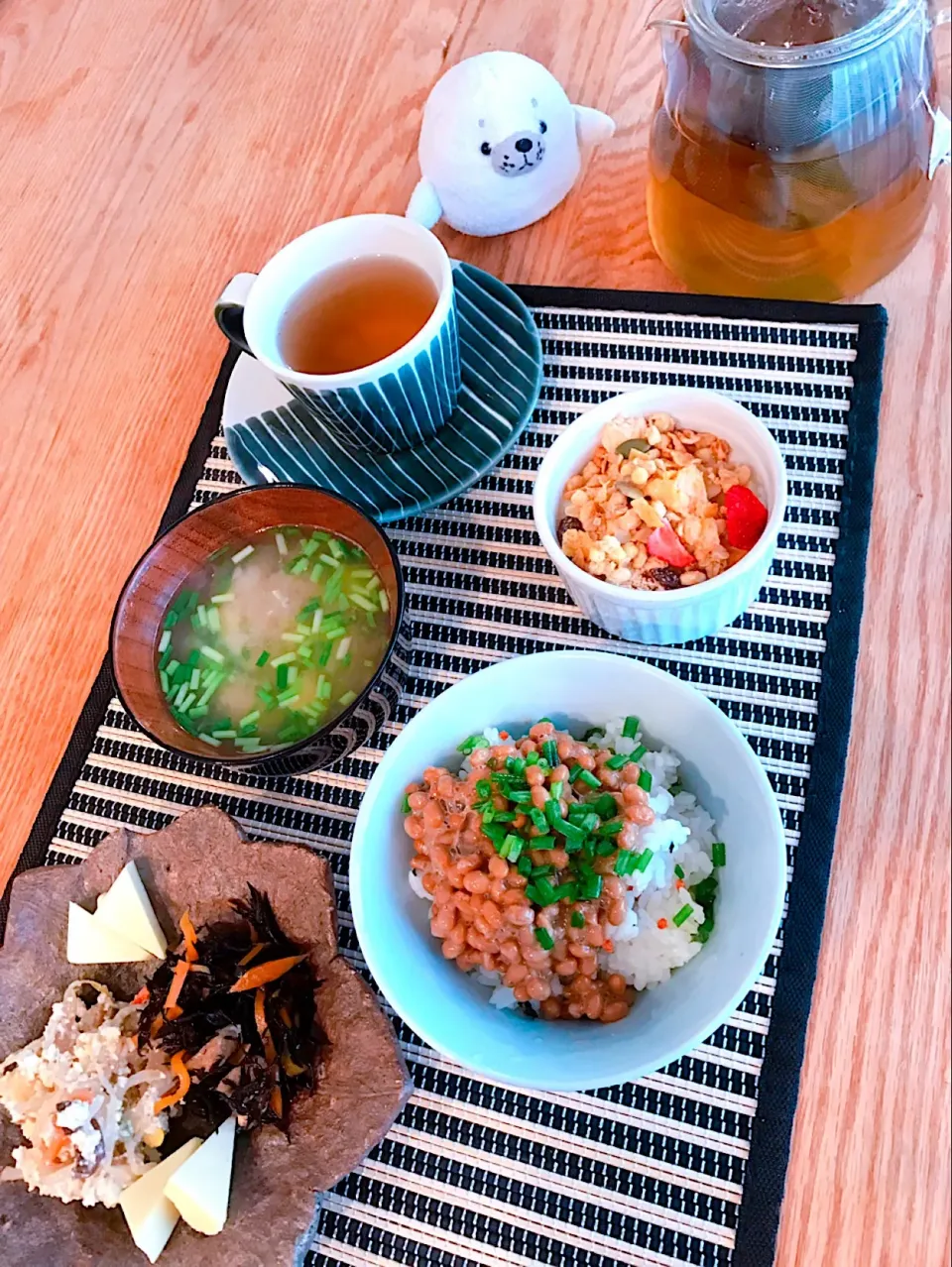 紅葉の食器がかわいい🍁✨
そろそろ秋だなあ〜🤔
朝ごはんは大事だ🍙|おーやんさん