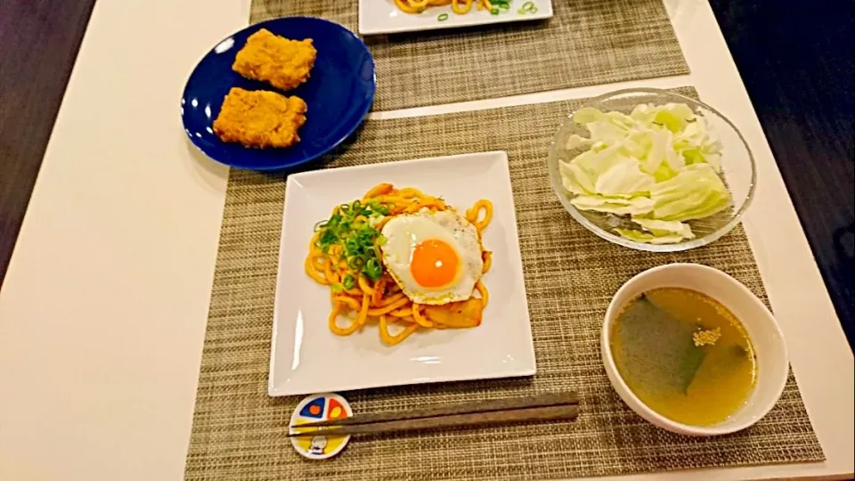 今日の夕食 SDモニター☆とくたま使用☆目玉焼きのせキムチ焼きうどん、塩キャベツ、わかめスープ、ファミマのスパイシーチキン|pinknari🐰🌈さん