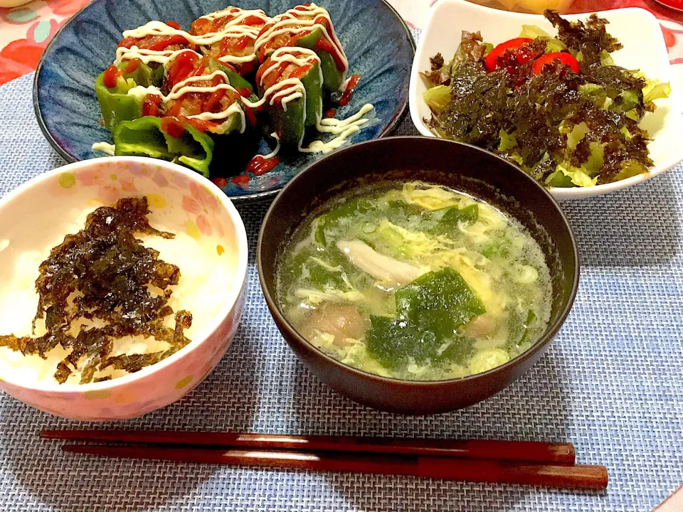 ピーマンの肉詰め、チョレギサラダ、きのこかき玉スープ、ご飯🍚|kumi♡さん