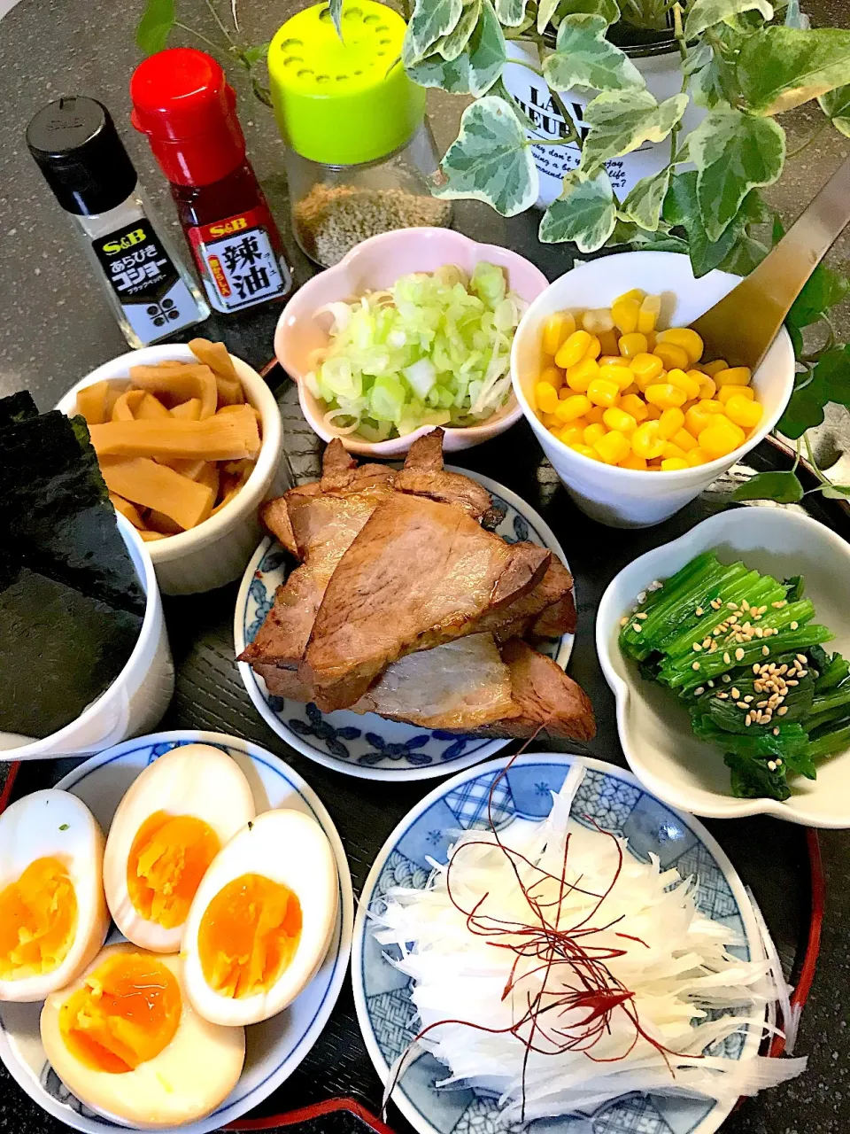 ラーメンの具材
焼き豚、卵、ほうれん草、白髪ねぎ、焼き海苔
ねぎ、メンマ、コーン🌽|シュトママさん