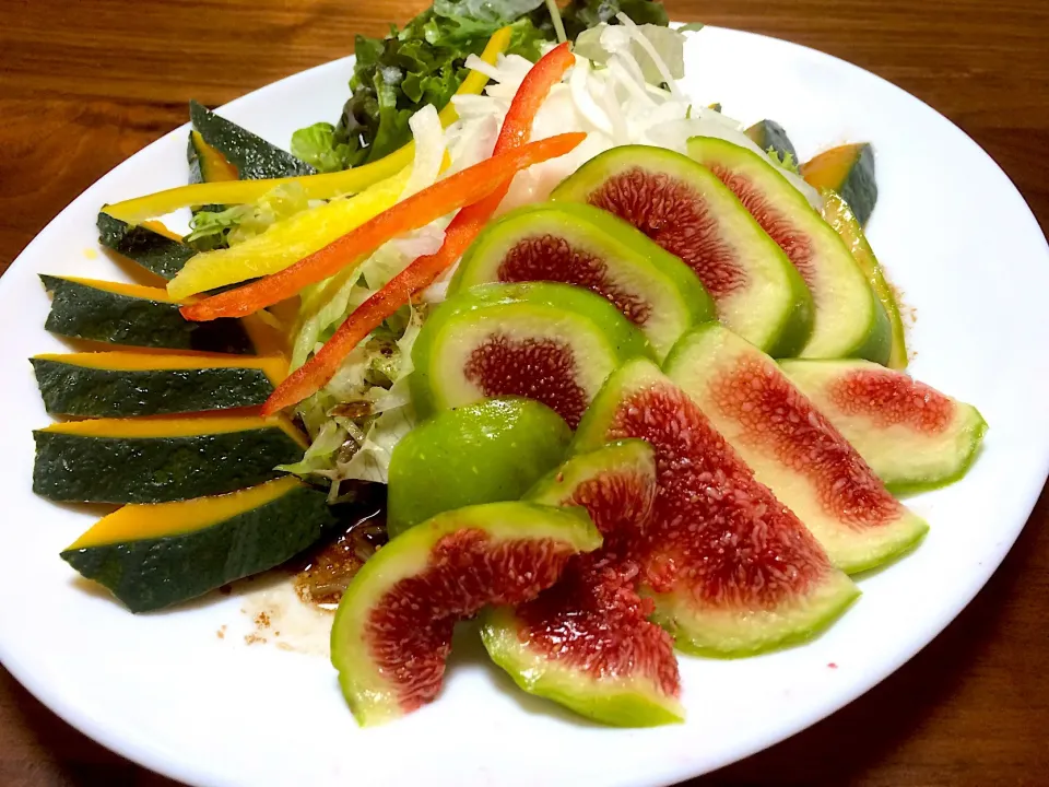 緑の皮ごと無花果サラダ🥗🍐🍁|ぱぴこ家さん