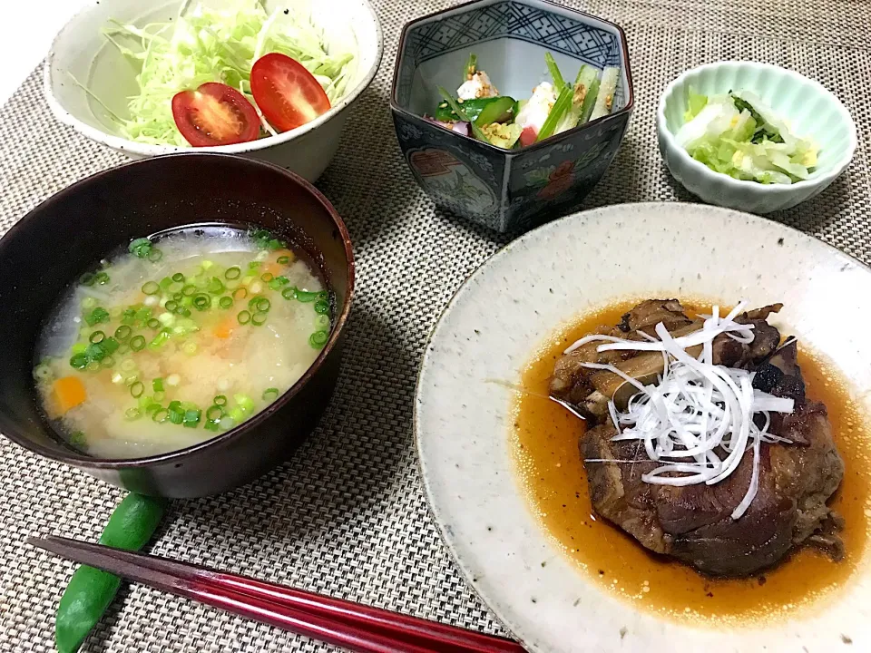 Snapdishの料理写真:ばんごはん。スペアリブ、野菜たっぷりのお味噌汁、タコときゅうりの酢の物。|yukiさん