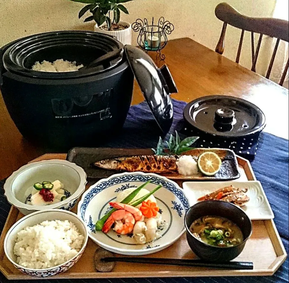 Snapdishの料理写真:旬の秋刀魚と美味しい出汁の煮物と白いご飯🎶|瑞さん