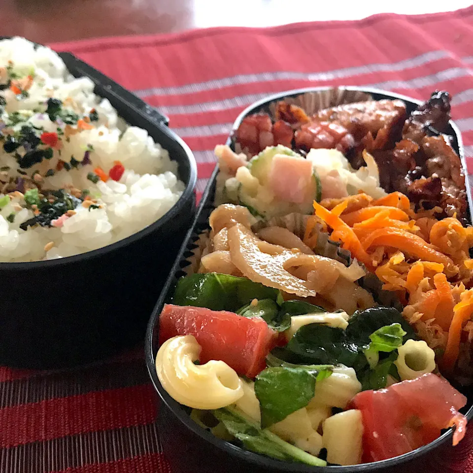 今日のお弁当🍱
あれこれおかず
召し上がれ

しっかり食べて
体調管理に
気をつけてね😌

今日も元気だして
頑張ってまいりましょう

気をつけて
いってらっしゃい👋😊|mokoさん