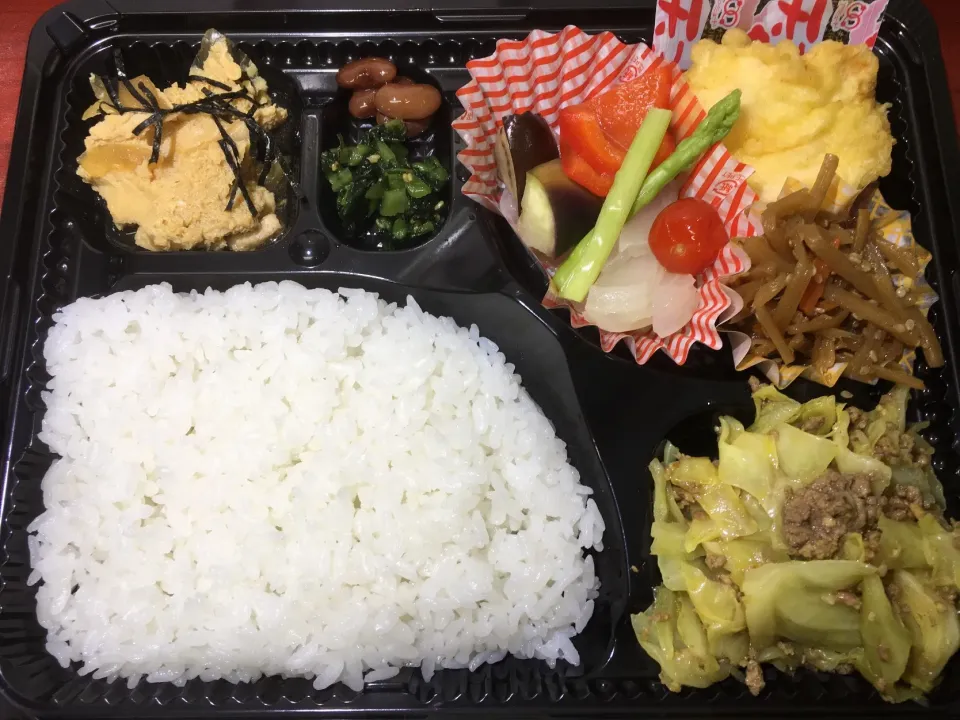 Snapdishの料理写真:キャベツと合いびき肉のカレー炒め 日替わり宅配弁当 豊川市豊橋市一部エリア配達|Naokazu Kuritaさん