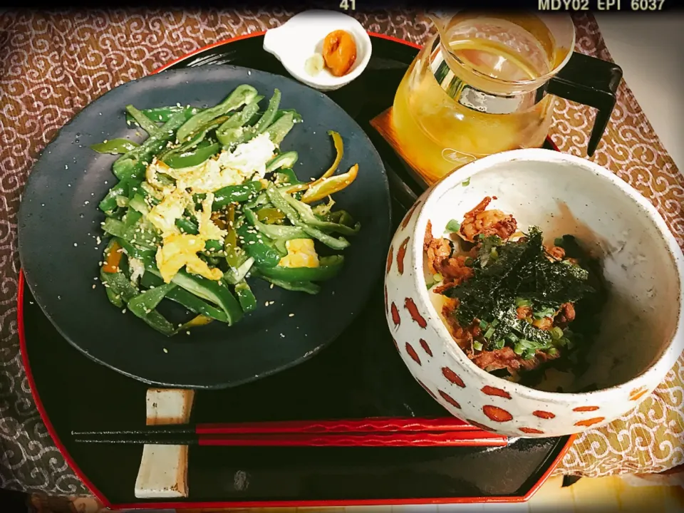 Snapdishの料理写真:焼きおにぎりの牛肉のせ
昆布茶でお茶漬け風に(๑˃̵ᴗ˂̵)
ピーマン卵炒め|otomoさん