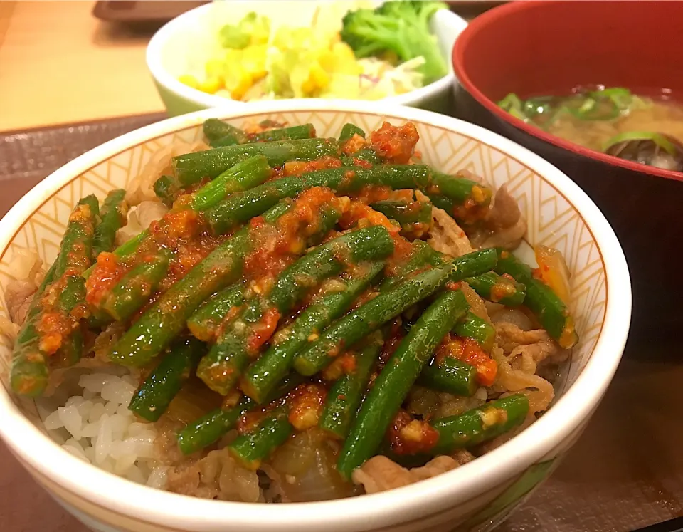 Snapdishの料理写真:晩ごはん☀️☀️☀️
ニンニクの芽牛丼  しじみセット|ぽんたさん