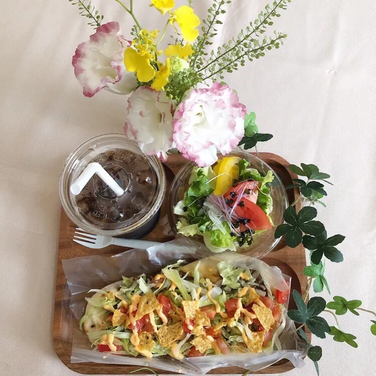 9/11❤︎宅配モスバーガーでナンタコス&サラダランチ🥗
今日は仕事が忙しくてサンドイッチを作る時間がなかったのでモスバーガーの宅配サービスを利用しちゃいました☺️🍀
#お昼ごはん #ランチ #おうちごはん #おうちカフェ #モスバーガー #手抜きランチ|Makinsさん