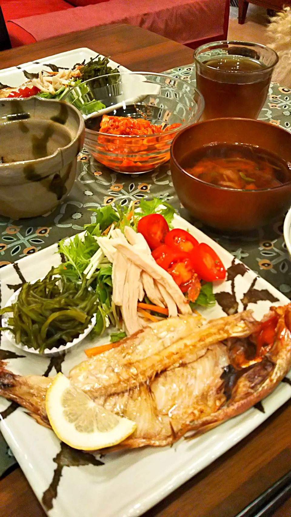 金目鯛の干物
茎ワカメの酢の物
水菜サラダ
赤だし味噌汁|omuさん