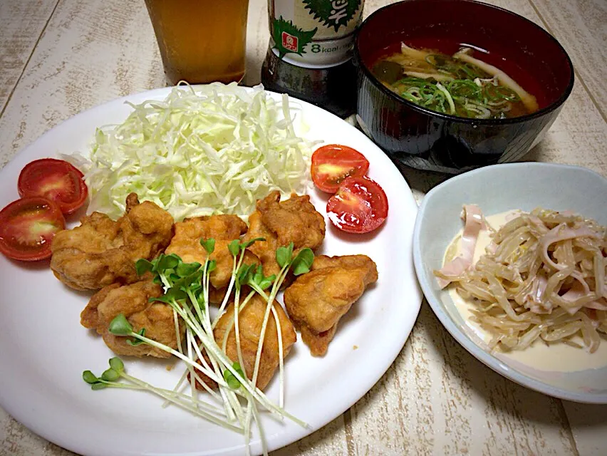 今日の男飯(｡-_-｡)テニス🎾前バージョン！唐揚げ&もやしとハムのマヨラーサラダ&しめじとキャベツとワカメの味噌汁🎶|ひーちゃんさん