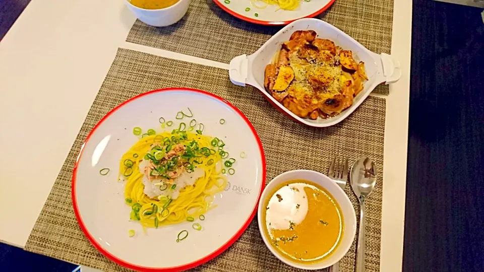 Snapdishの料理写真:今日の夕食  大根おろしとツナの塩麹パスタ、コンソメスープ、さつまいもとソーセージのチーズ焼き|pinknari🐰🌈さん