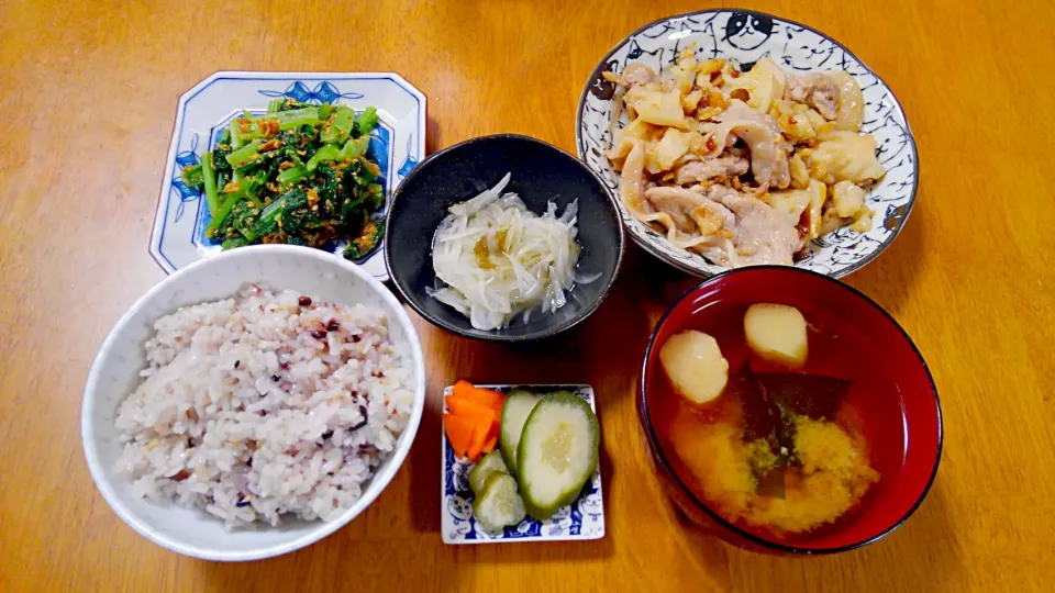 ９月６日　たたきれんこんと豚肉の炒め煮　小松菜のごま和え　玉ねぎととろろ昆布の酢の物　お漬け物　お味噌汁|いもこ。さん