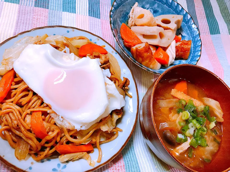 🍀愛娘リクエスト 焼きそば
🍀煮物
🍀具沢山な お味噌汁|🍀ミィーナ🍀さん