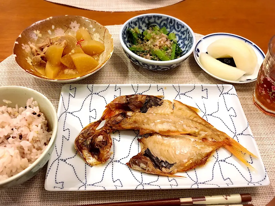 18/09/11 夕飯♪ 金目鯛干物 大根と豚肉の味噌煮 小松菜胡麻和え 梨|ikukoさん