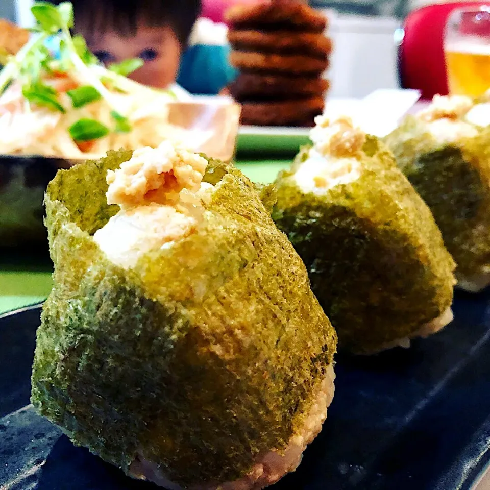 味付け海苔で巻いたそぼろおにぎり😆|ハマちゃんさん