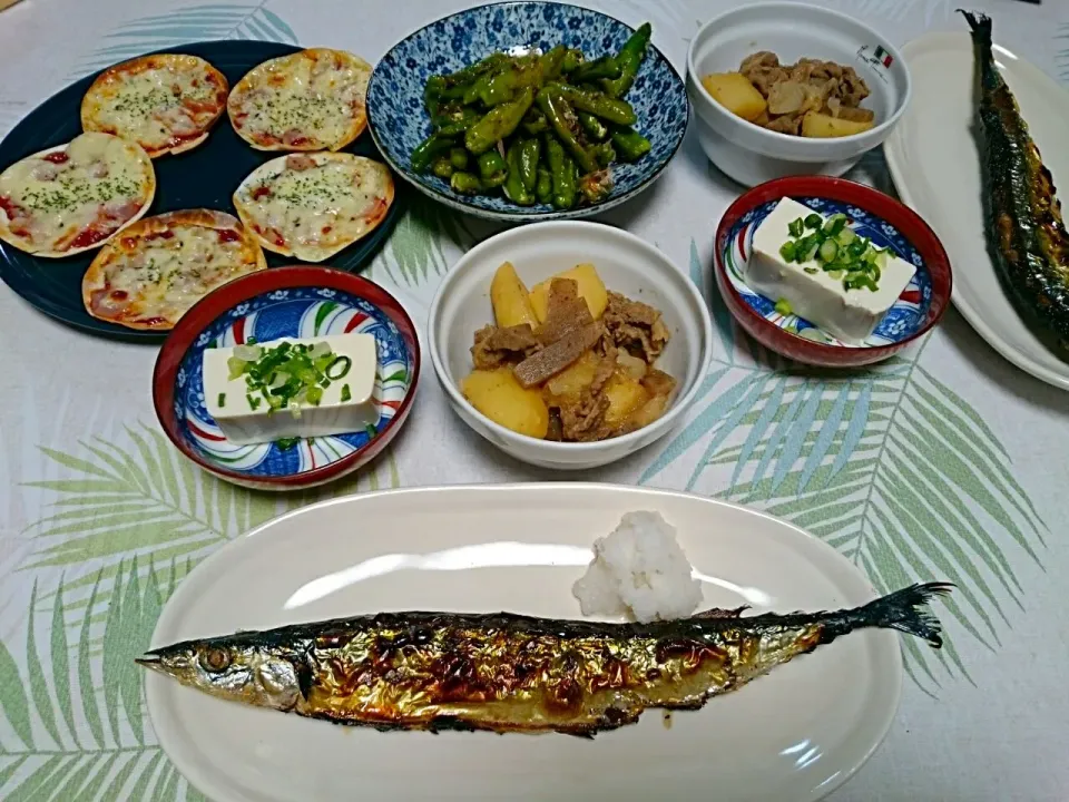 ☆今日の晩ごはん☆　さんまの塩焼　ししとう甘辛炒め　肉じゃが　柚子豆腐　ピザ餃子|hamamaさん