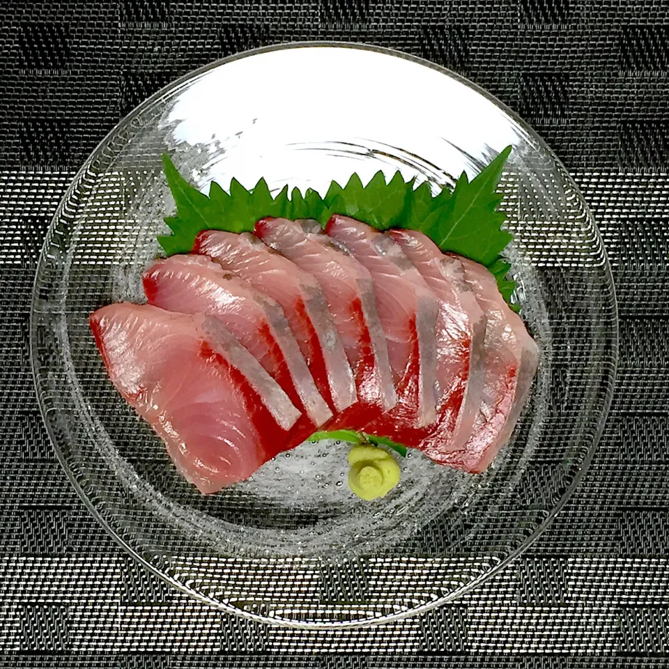 Snapdishの料理写真:天然ハマチの刺身!  (^-^)|Kei Satoさん