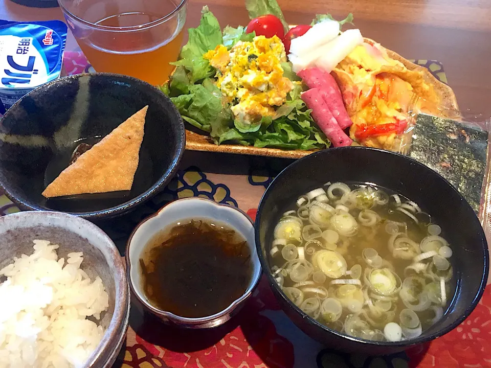 朝ごはん
カニカマ卵焼き、ハム、柚子大根、プチトマト、サニーレタス、かぼちゃサラダ、白米、あおさの味噌汁、桜エビ海苔、もずく黒酢、厚揚げ煮付け、ヨーグルト、健康茶|かよちゃんさん