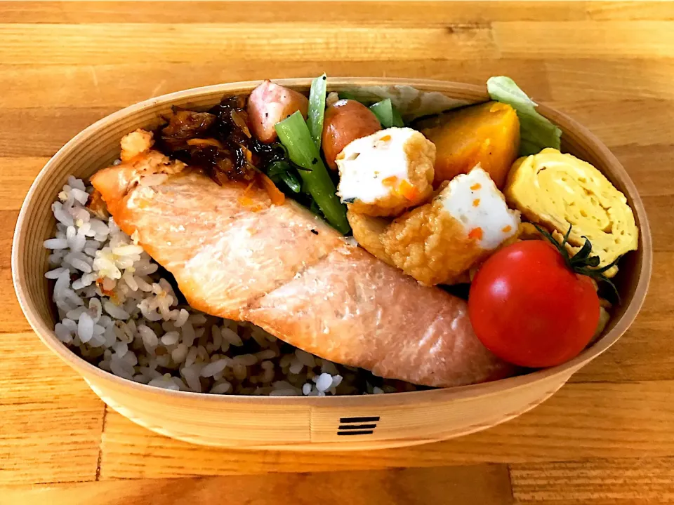 #曲げわっぱ #曲げわっぱ弁当 #ol #ol弁当 #お弁当 #和食 #和食弁当 #鮭 #鮭弁当 #卵焼き #小松菜とウインナー炒め #揚げかまぼこ #かぼちゃの煮物 #お弁当記録|いちごさん