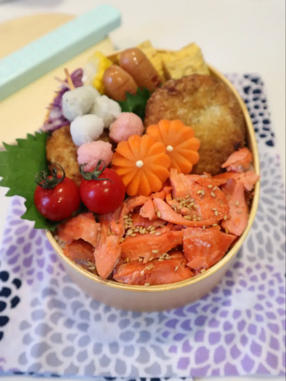 中学生男子弁当🍱
肉じゃがコロッケと荒ほぐし鮭。|なかじー。さん