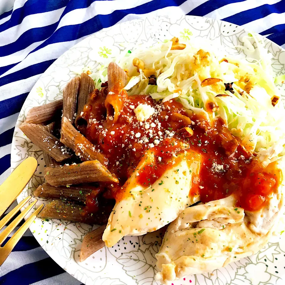 グリルチキンと蕎麦粉ペンネ・ミートソース🐣|sakiさん