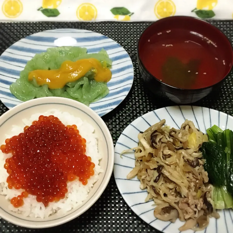 さしみこんにゃく・めかぶのお汁・切り干し大根ときのこの炒め物・いくら飯|美也子さん